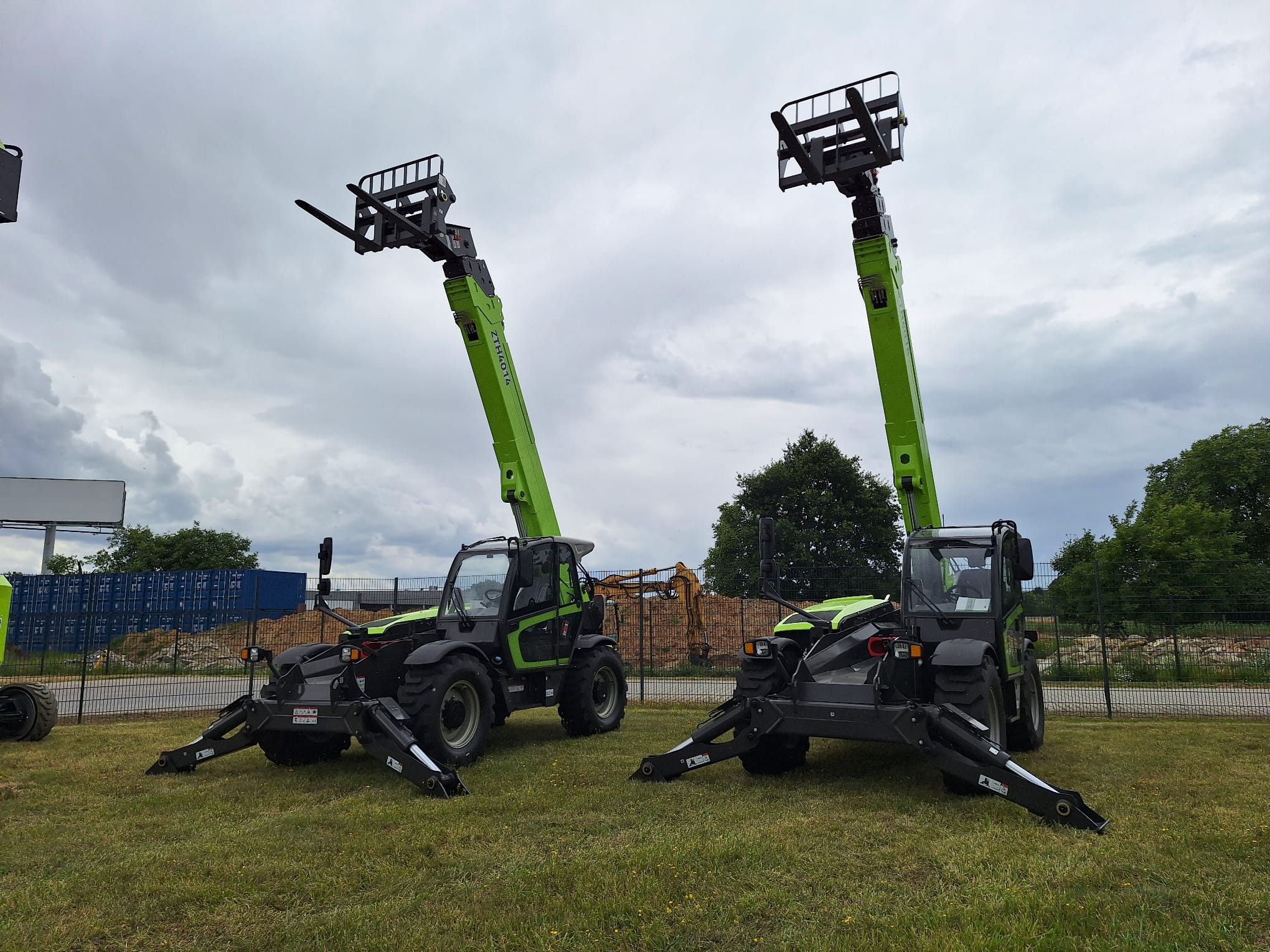 Dwie ładowarki teleskopowe Zoomlion ZTH4018 i ZTH4014 na placu ekspozycyjnym - prezentacja modeli